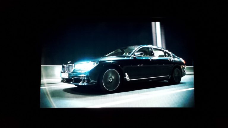 BMW本社のLEDビジョン取り付け映像