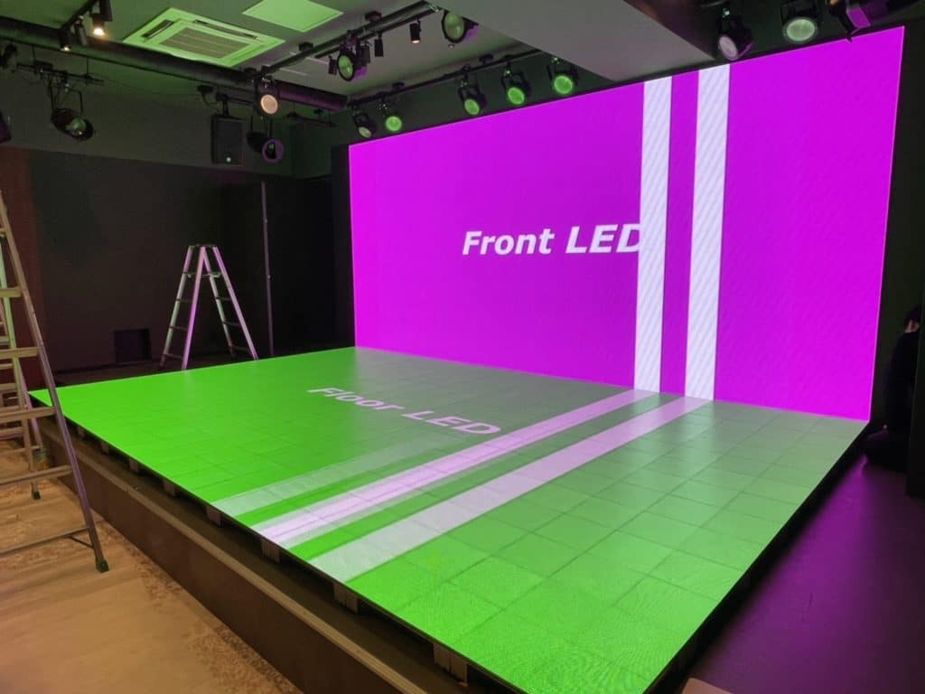 背面LEDビジョンと床LEDビジョンを大規模導入 | 大阪 心斎橋 - ライトリンクジャパン
