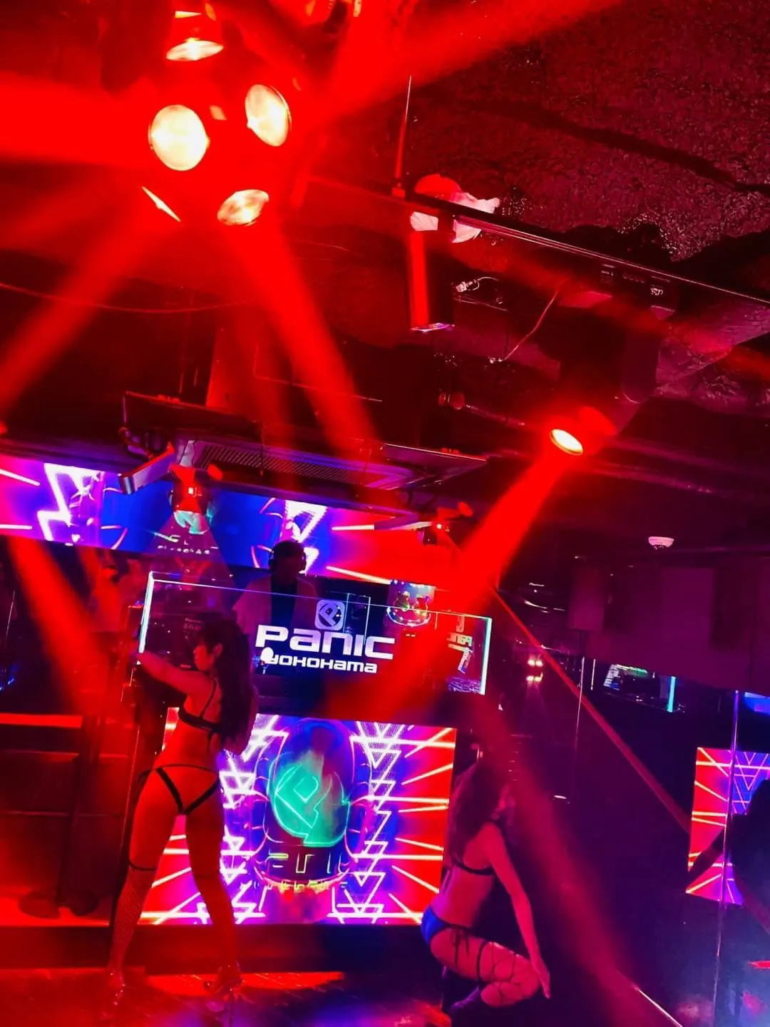 DJ ブース前のLEDビジョンとLEDムービングライトを導入しました